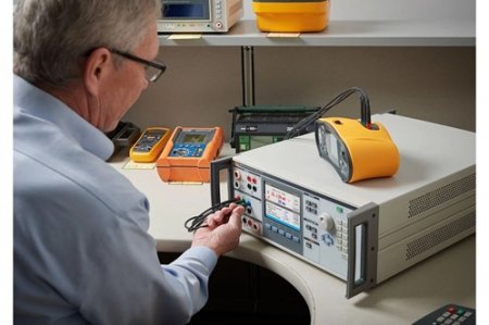 FLUKE5322A 多功能电气安全校准器